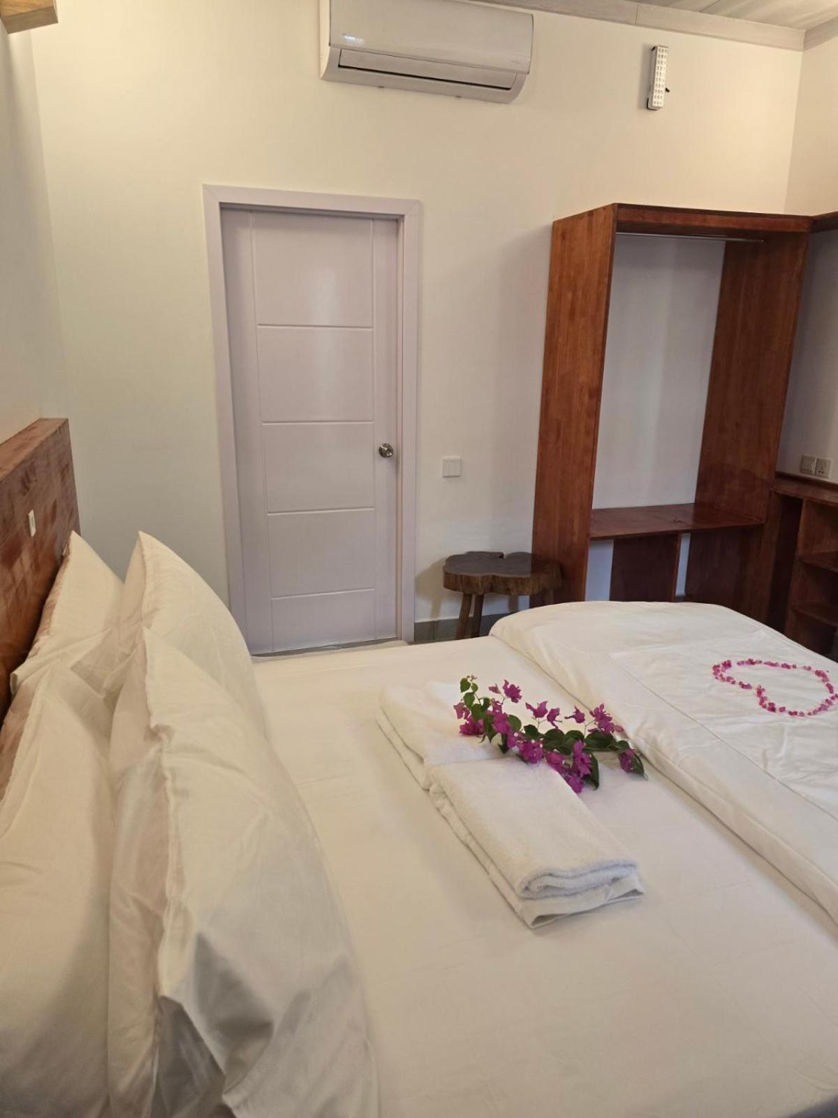 Hotel Sun & Surf Thulusdhoo Esterno foto
