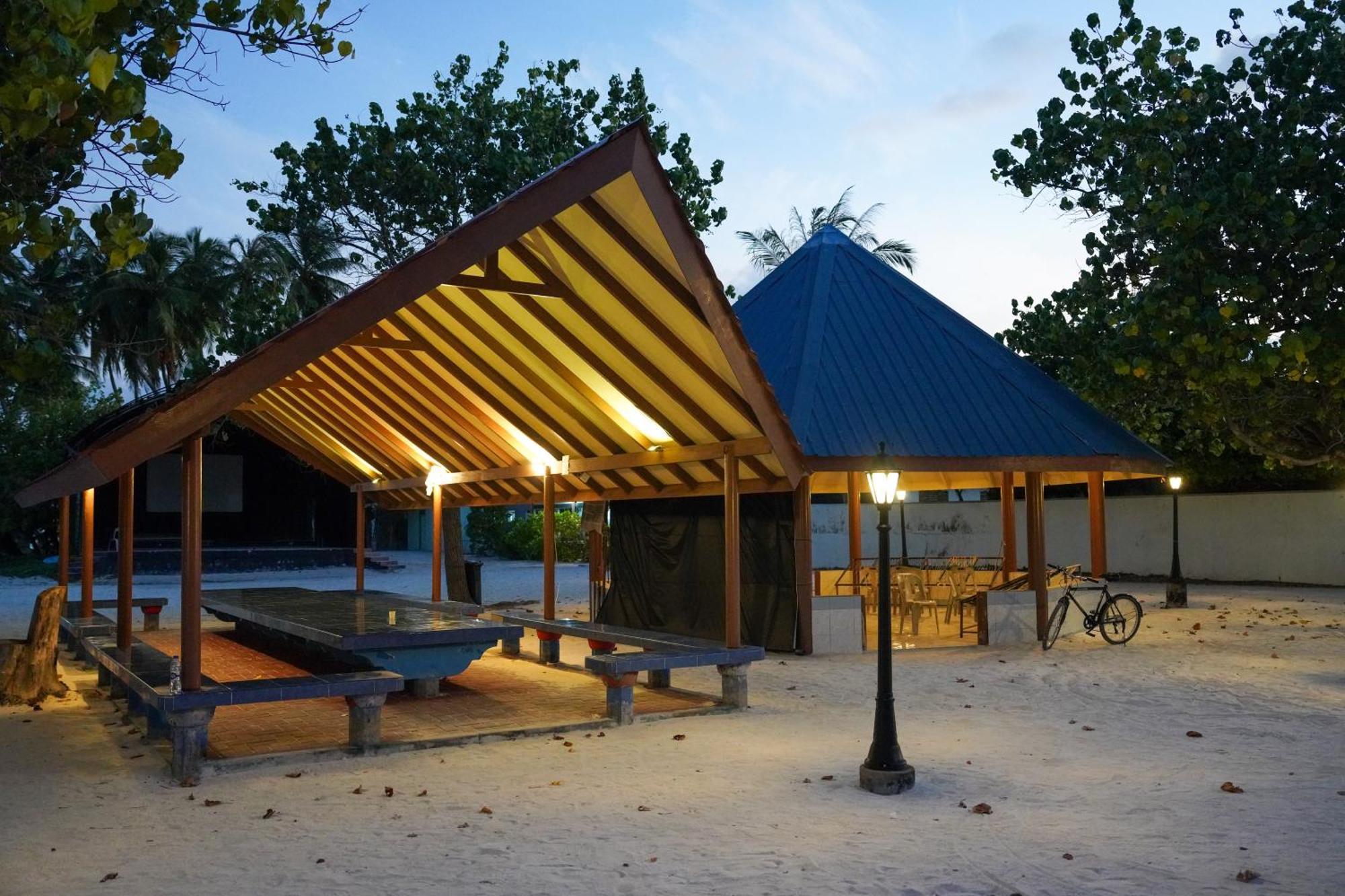 Hotel Sun & Surf Thulusdhoo Esterno foto
