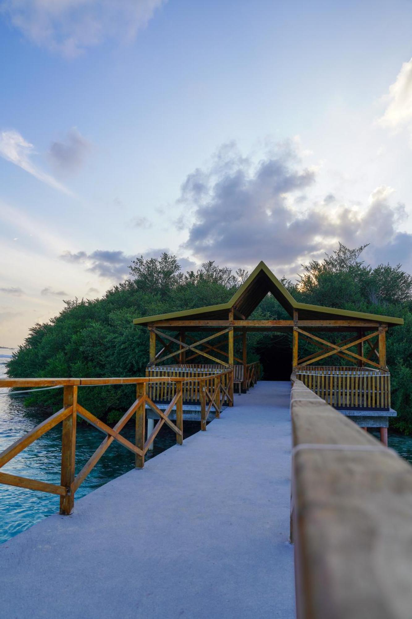Hotel Sun & Surf Thulusdhoo Esterno foto